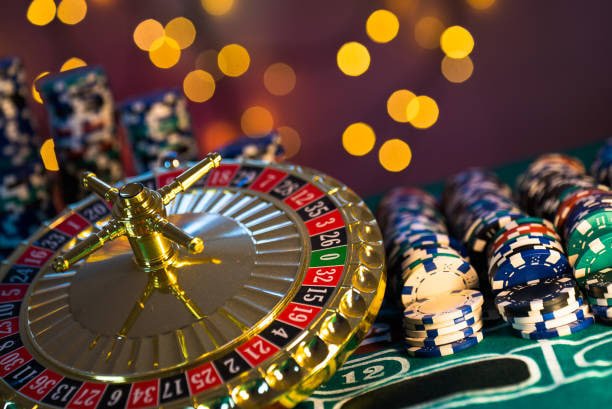 Filipino player installing the Spin Casino app on an Android smartphone at home